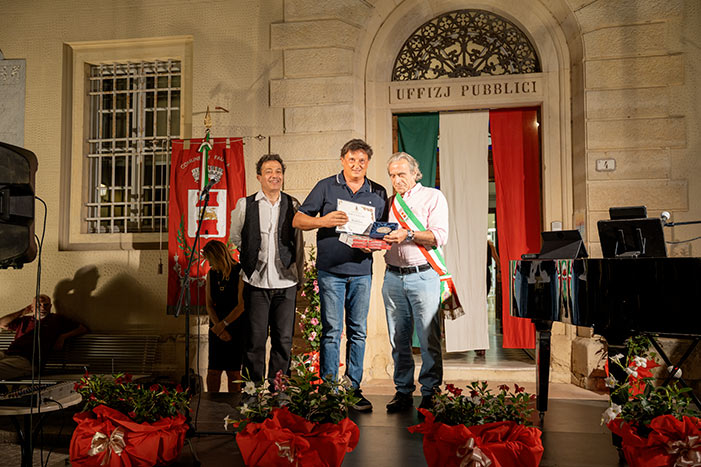 Riccardo Novi premiato dal sindaco Carlo Carli