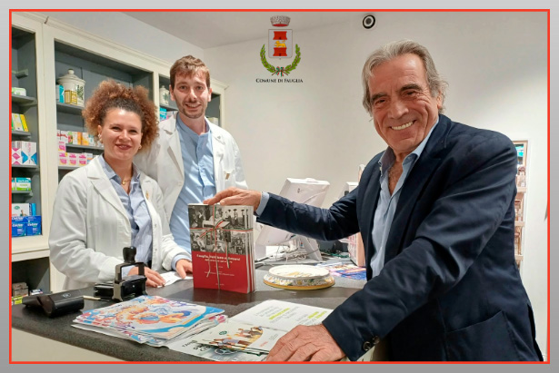 Il sindaco Carlo Carli consegna i volumi ai dottori Rosiane Polifroni e Lorenzo Raimo